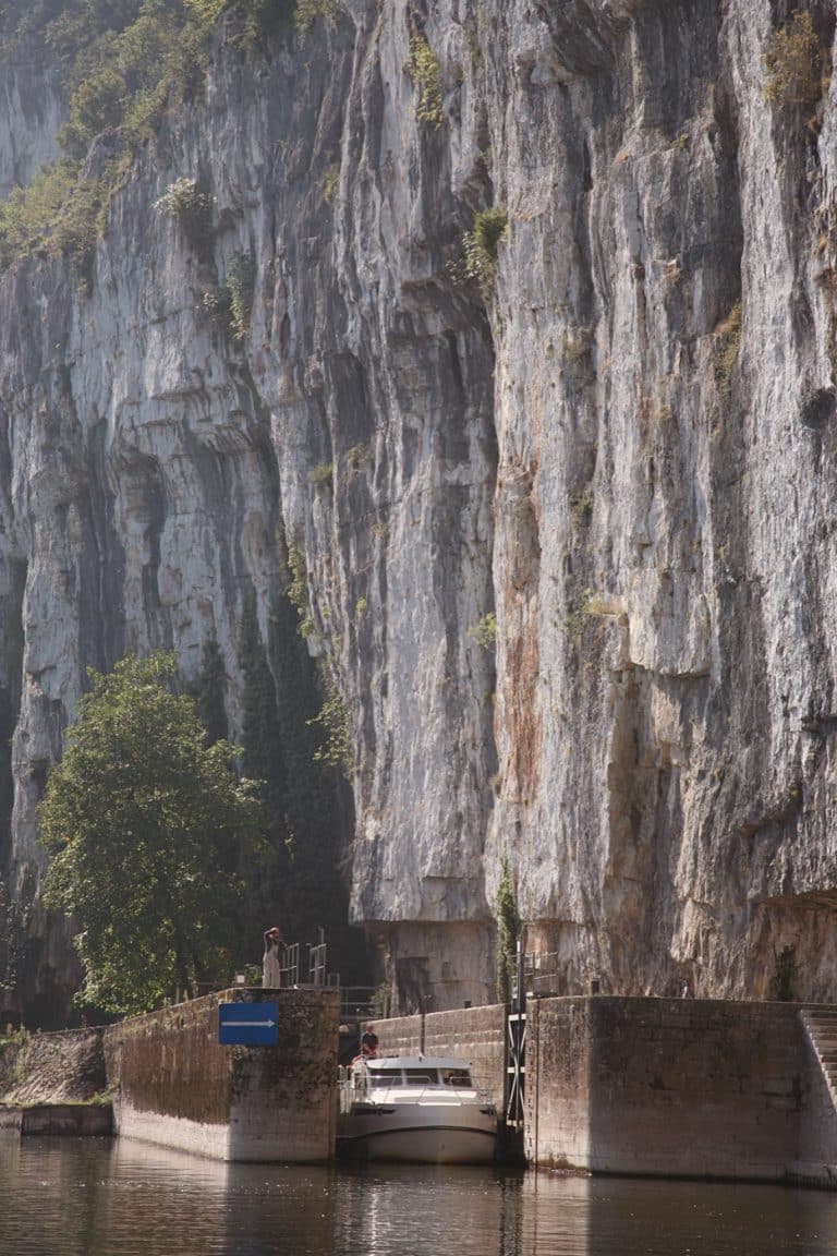 falaise vertigineuse au-dessus du Lot
