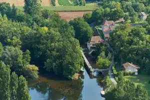 hameau et pont sur une rivière du Lot
