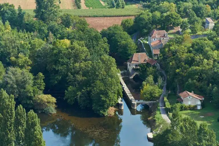 hameau et pont sur une rivière du Lot