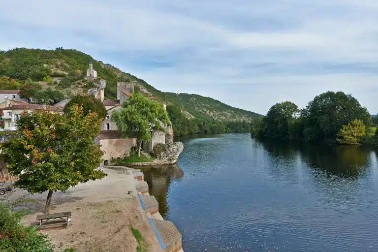 village au bord du Lot